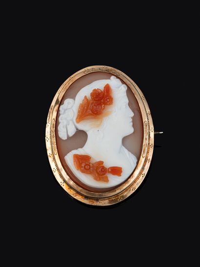Broche en argent (800‰) vermeillé, centrée...