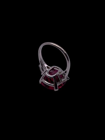 Bague en or gris 18K (750‰) centrée d'une...
