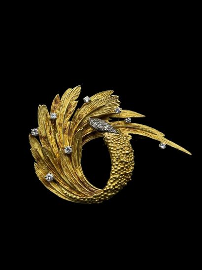 Broche plume en or jaune 18K (750‰) sertie...