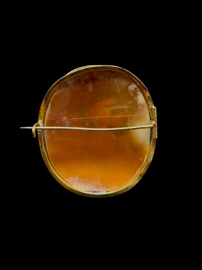 Broche en or jaune 18K (750‰) centrée d'un...