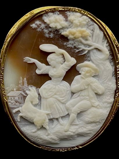 Broche en or jaune 18K (750‰) centrée d'un...