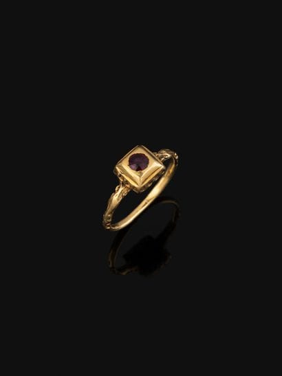 Bague en or jaune 18K (750‰), le chaton carré...