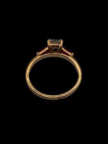 Bague en or jaune 18K (750‰) centrée d'un...