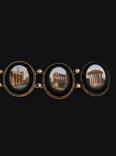 Parure composée d'une broche dans un entourage...