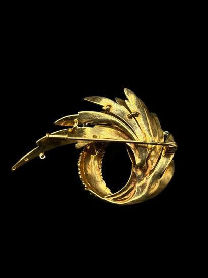 Broche plume en or jaune 18K (750‰) sertie...