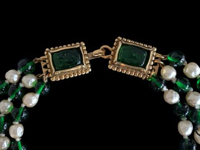 CHANEL
Collier Fantaisie en métal doré à...