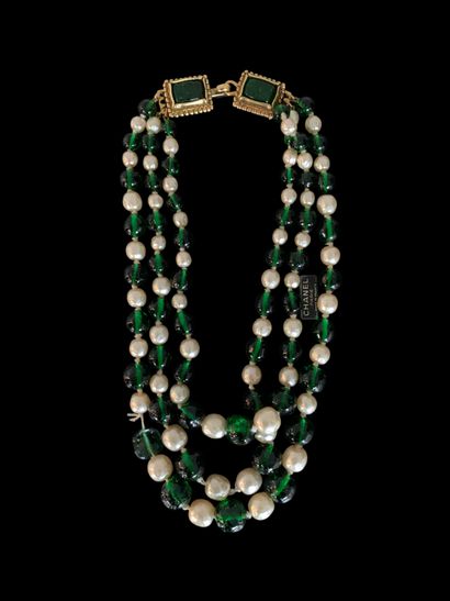 CHANEL
Collier Fantaisie en métal doré à...