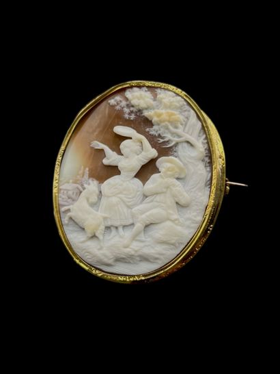 Broche en or jaune 18K (750‰) centrée d'un...
