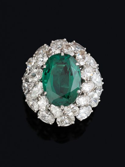 Bague en platine (850‰) formant un dôme centré...