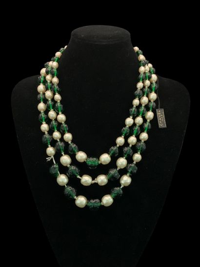 CHANEL
Collier Fantaisie en métal doré à...