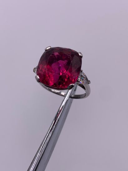 Bague en or gris 18K (750‰) centrée d'une...