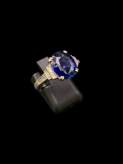 Bague en or gris 18K (750‰) centrée d'un...