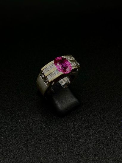 C. BENAMOSI
Bague en or gris 18K (750‰) lisse...