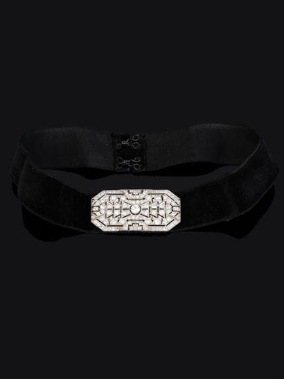 Broche plaque en platine (850‰) de forme...