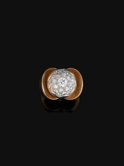 Bague en or jaune 18K (750‰) lisse, centrée...