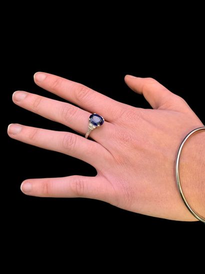 Bague en or gris 18K (750‰) centrée d'un...