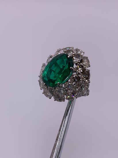 Bague en platine (850‰) formant un dôme centré...