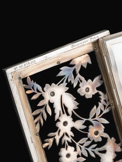 BOUCHERON Paris
Poudrier en argent (800‰)...