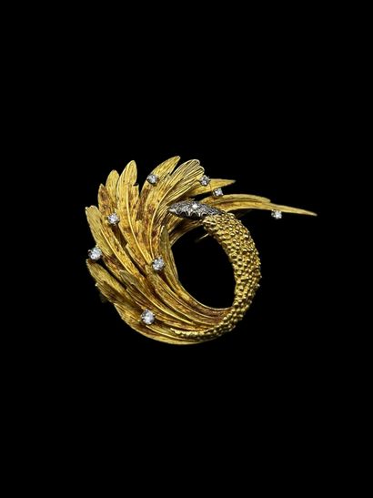 Broche plume en or jaune 18K (750‰) sertie...