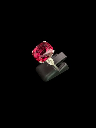 Bague en or gris 18K (750‰) centrée d'une...