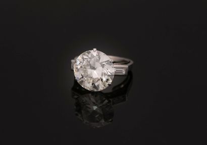 Bague en platine (850‰) centrée d'un diamant...