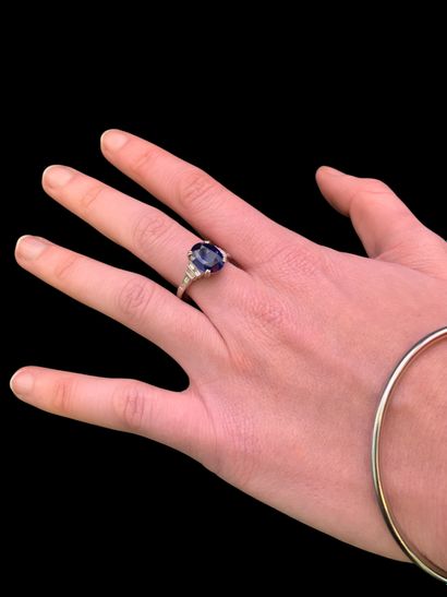 Bague en or gris 18K (750‰) centrée d'un...