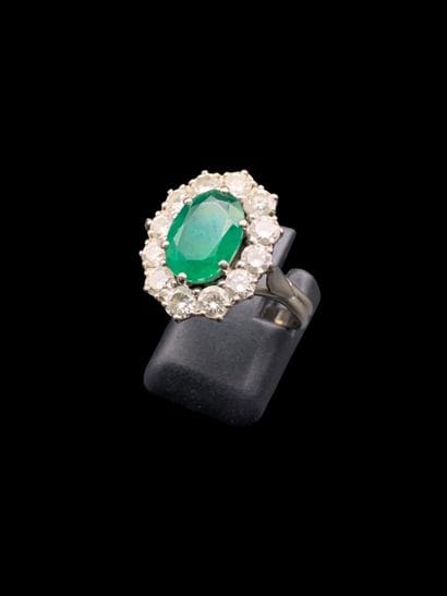 Bague Pompadour en or gris 18K (750‰) centrée...