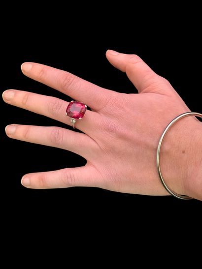 Bague en or gris 18K (750‰) centrée d'une...