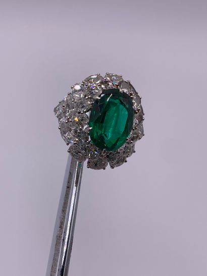 Bague en platine (850‰) formant un dôme centré...