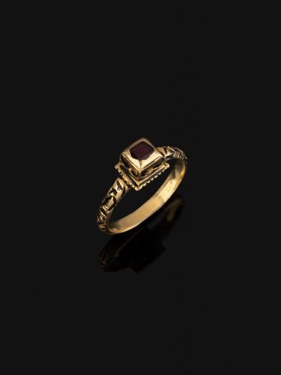 Bague en or jaune 18K (750‰), l'anneau et...
