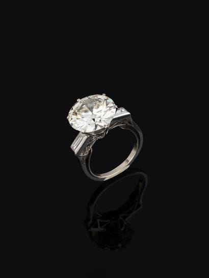 Bague en platine (850‰) centrée d'un diamant...