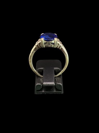 Bague en or gris 18K (750‰) centrée d'un...