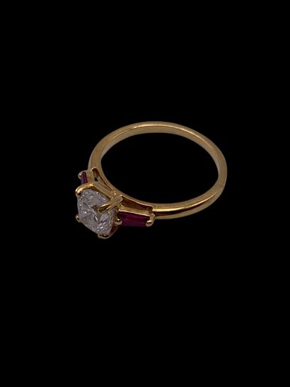 Bague en or jaune 18K (750‰) centrée d'un...