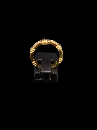 Anneau en or jaune 18K (750‰) serti de lignes...