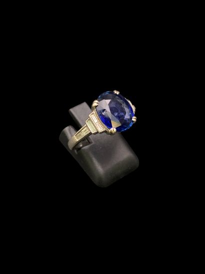 Bague en or gris 18K (750‰) centrée d'un...