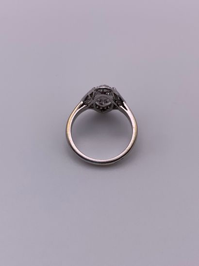 Bague en or gris 18K (750‰) et platine (850‰)...