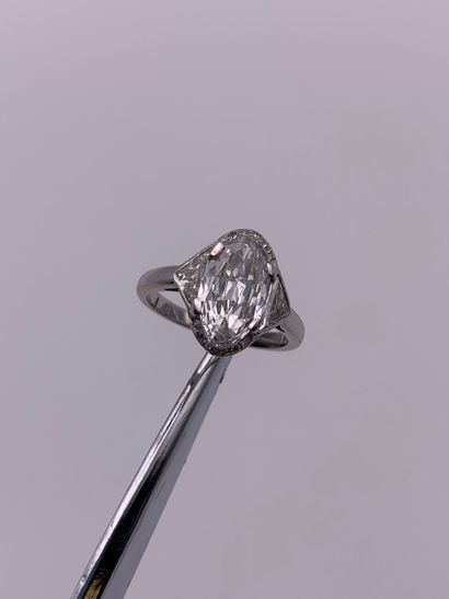 Bague en or gris 18K (750‰) et platine (850‰)...