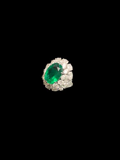 Bague en platine (850‰) formant un dôme centré...