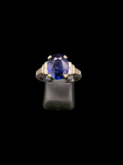 Bague en or gris 18K (750‰) centrée d'un...