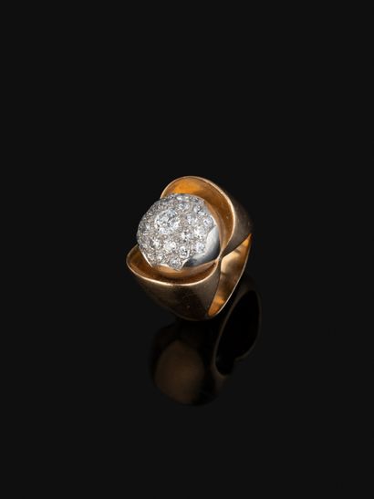 Bague en or jaune 18K (750‰) lisse, centrée...