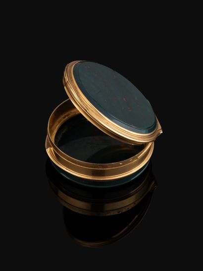 Boîte-tabatière en or jaune 18K (750‰) forme...