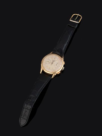 LONGINES
Montre chronographe en or jaune...