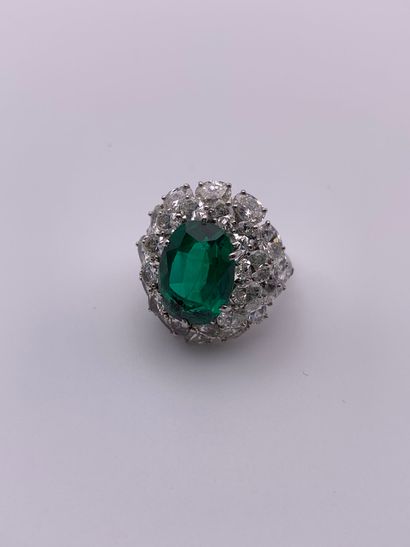 Bague en platine (850‰) formant un dôme centré...