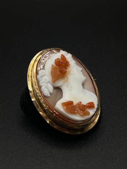 Broche en argent (800‰) vermeillé, centrée...