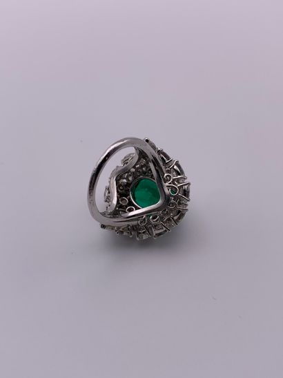 Bague en platine (850‰) formant un dôme centré...