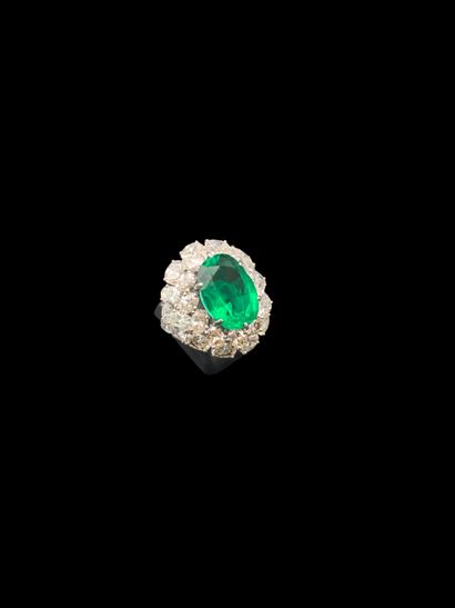 Bague en platine (850‰) formant un dôme centré...
