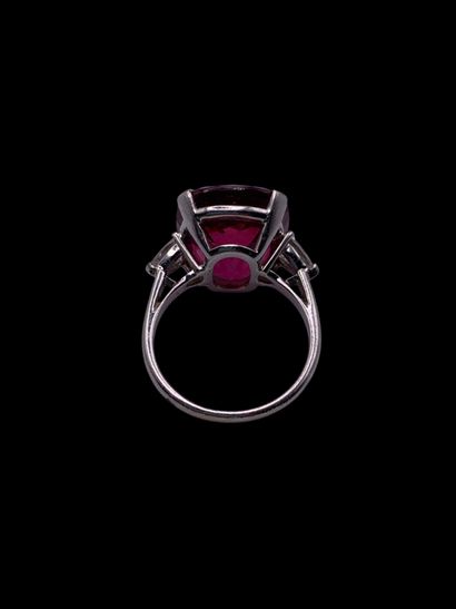 Bague en or gris 18K (750‰) centrée d'une...