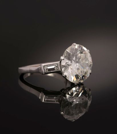 Bague en platine (850‰) centrée d'un diamant...