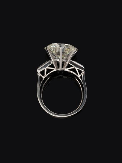 Bague en platine (850‰) centrée d'un diamant...