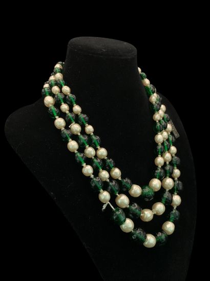 CHANEL
Collier Fantaisie en métal doré à...